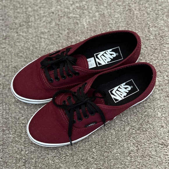 VANS Size 6 burgundy sneakers with black laces! - Picture 4 of 6